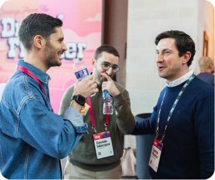 Attendees networking and talking at Quantum LEAP